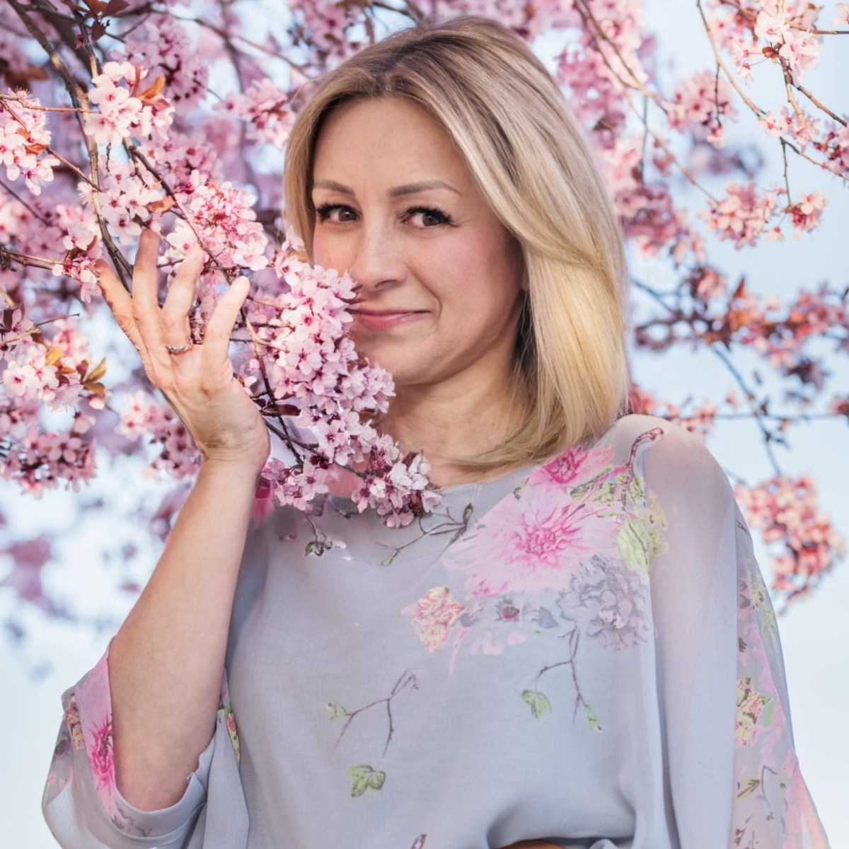 ÎMBRACĂ-TE CU FLORI,&nbsp;FEMEIE!